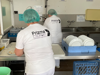 Prizma FM Zrt.: Közétkeztetés, munkahelyi étkeztetés, catering, B&I a Prizma Csoporttól. Önkiszolgáló éttermek, kávézók, room-service, rendezvények lebonyolítása. Közétkeztetésben a Junior Zrt.-Magyarország első gyermek-, diák- és munkahelyi étkeztetéssel foglalkozó vállalata- 2013 óta a Prizma Csoport tagja, mely az egészséges táplálkozást szívügyének tekinti, ezért szakértői csapata dietetikusokból, élelmezésvezetőkből, elkötelezett és képzett szakácsokból áll.