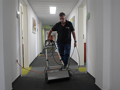 Prizma FM Zrt.: Irodaháztakarítás, Kórháztakarítás, Járműtakarítás, Ipari takarítás, Intézménytakarítás a Prizma Csoporttól! 20 éves szakmai tapasztalat irodaházak, kórházak, gyárak, ipari létesítmények, tömegközlekedési eszközök takarítási feladatainak ellátásában, a legmodernebb módszereket alkalmazva. Akciócsoportunk 24 órában áll rendelkezésére!